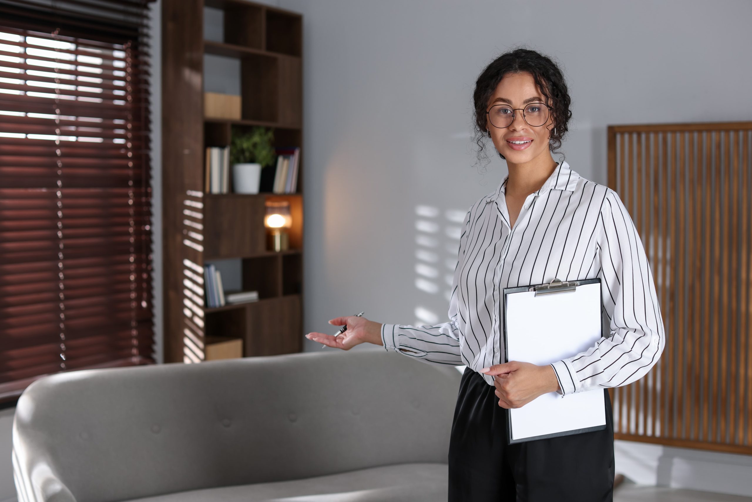 Therapist leading inpatient alcohol rehab session at Uplift Recovery